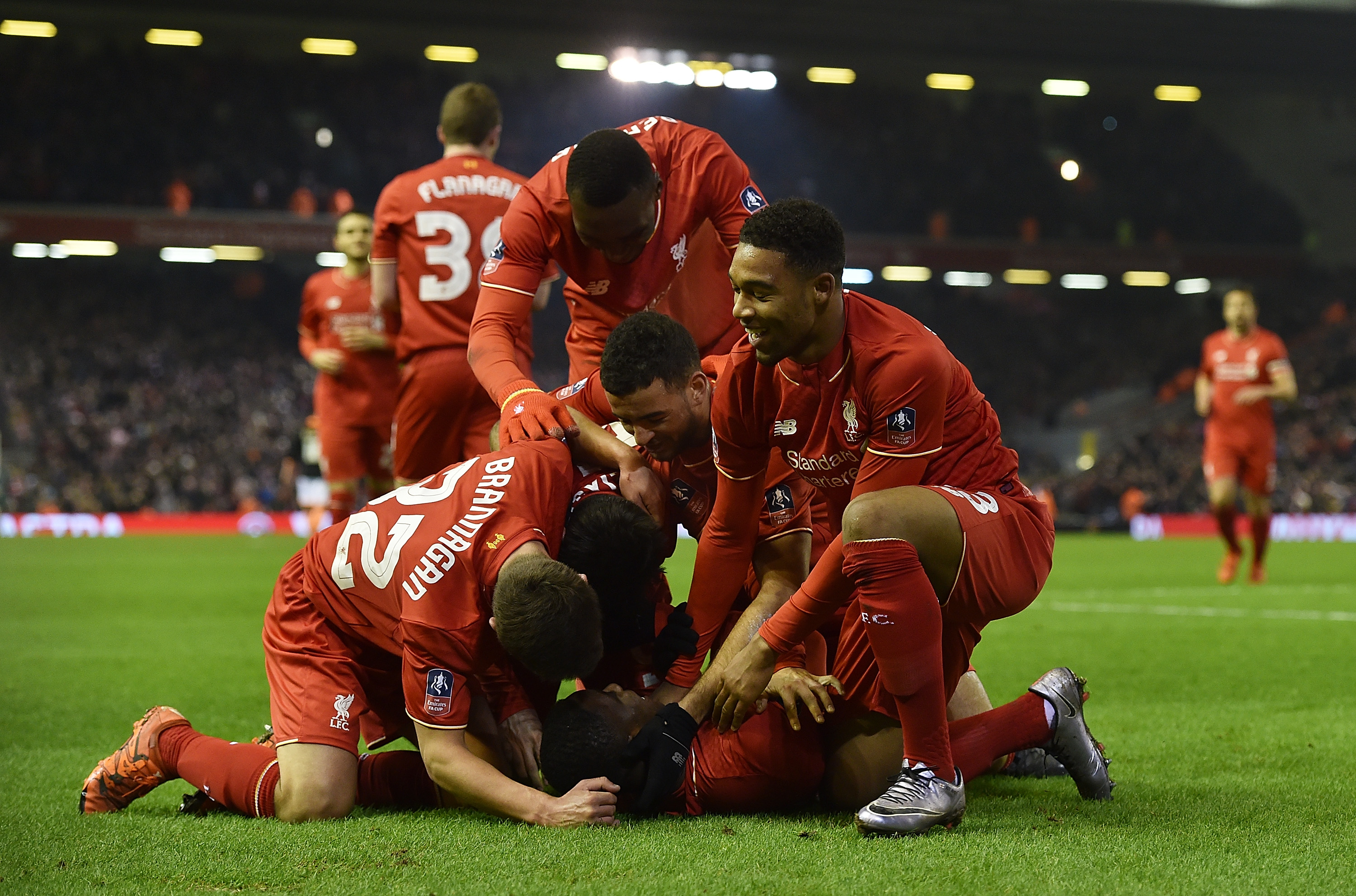 亨利：巴萨防线太差；阿森纳不丢球而拜仁总是进球（亨利：巴萨后防堪忧；阿森纳屡屡零封，拜仁频频破门）