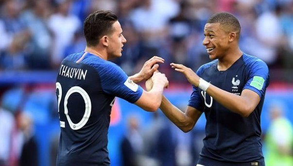 文班亚马大概率出战与雷霆比赛，他已参加多次5v5训练（文班亚马预计出战对阵雷霆，已多次参加5对5对抗训练）