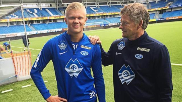 国安球员列队欢迎两位久违强援入队，中超金靴意外领衔，值得期待（两位久违强援归队获国安将士列队相迎，中超金靴意外打头阵，看点十足）