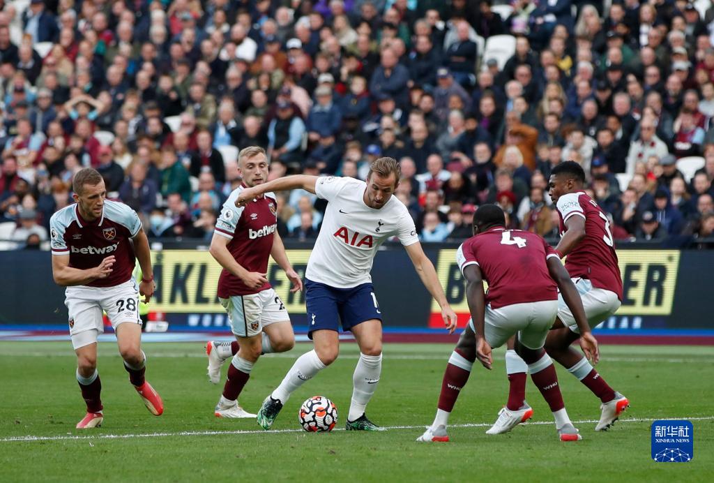 足协主席宋凯现身成都，徐正源、韦世豪、胡荷韬在酒店迎接（足协主席宋凯抵蓉，徐正源、韦世豪、胡荷韬酒店迎接）