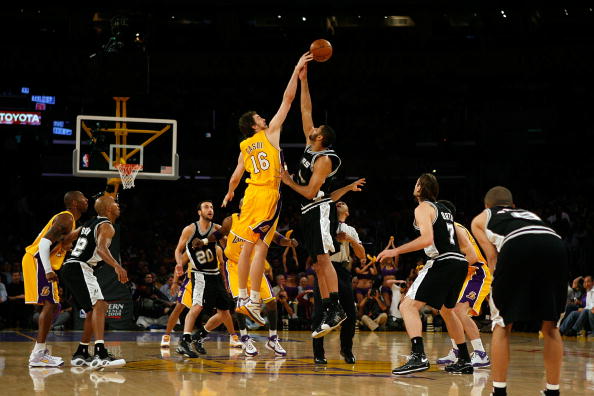 半场战报：那不勒斯1-0尤文，霍伊伦7分钟闪击，内雷斯助攻（半场快报：那不勒斯1-0领先尤文，霍伊伦第7分钟破门，内雷斯送出助攻）