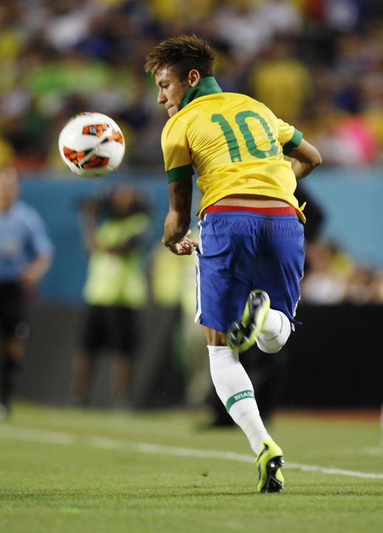 从埃夫勒街区到足球界巅峰：记登贝莱和乌帕梅卡诺的友谊（从埃夫勒街头到足坛之巅：登贝莱与乌帕梅卡诺的情谊）