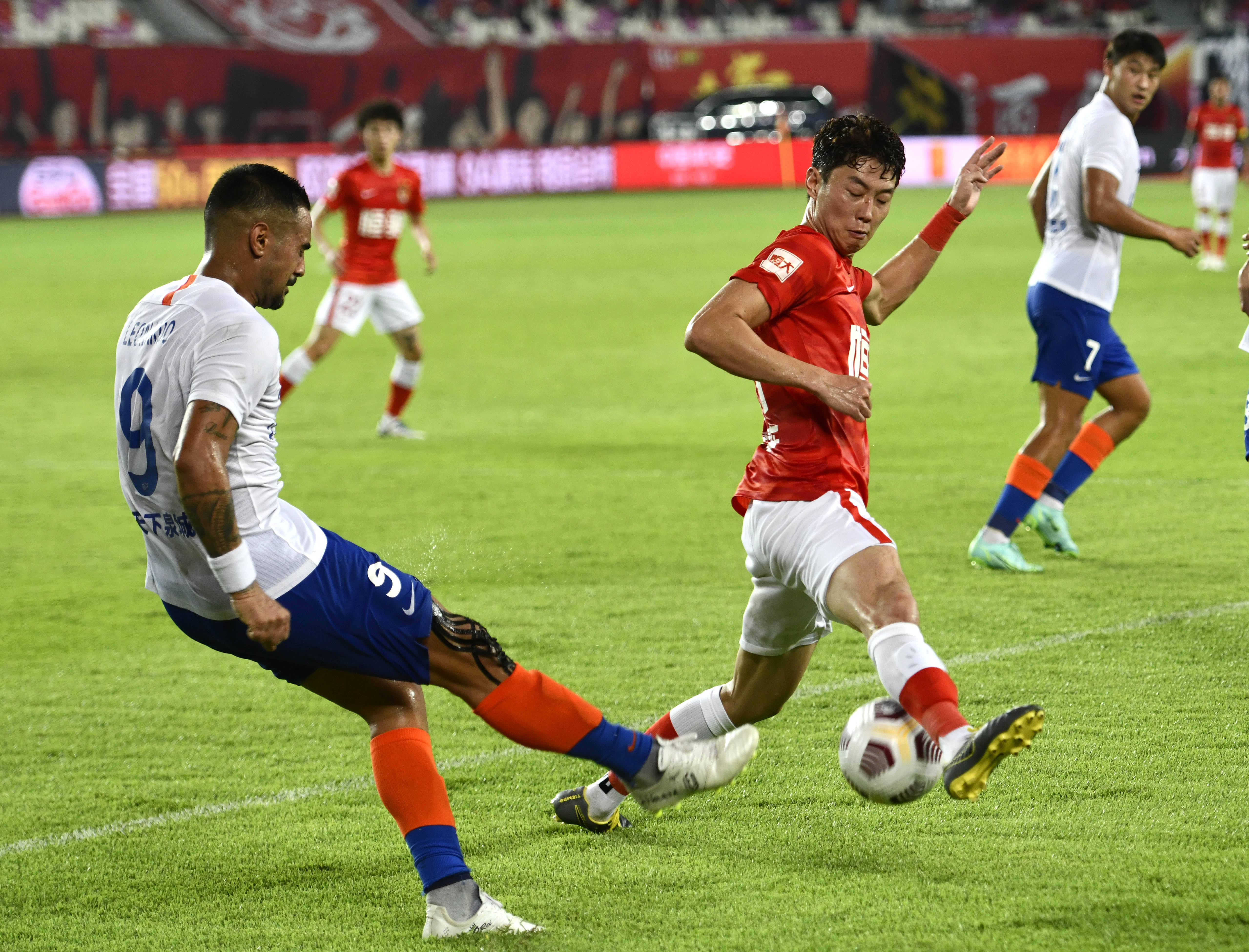 卡马乔：维尼修斯国家德比被换下有情绪正常，5分钟就没事了（卡马乔：维尼修斯在国家德比被换下情绪波动属正常，五分钟就平复了）